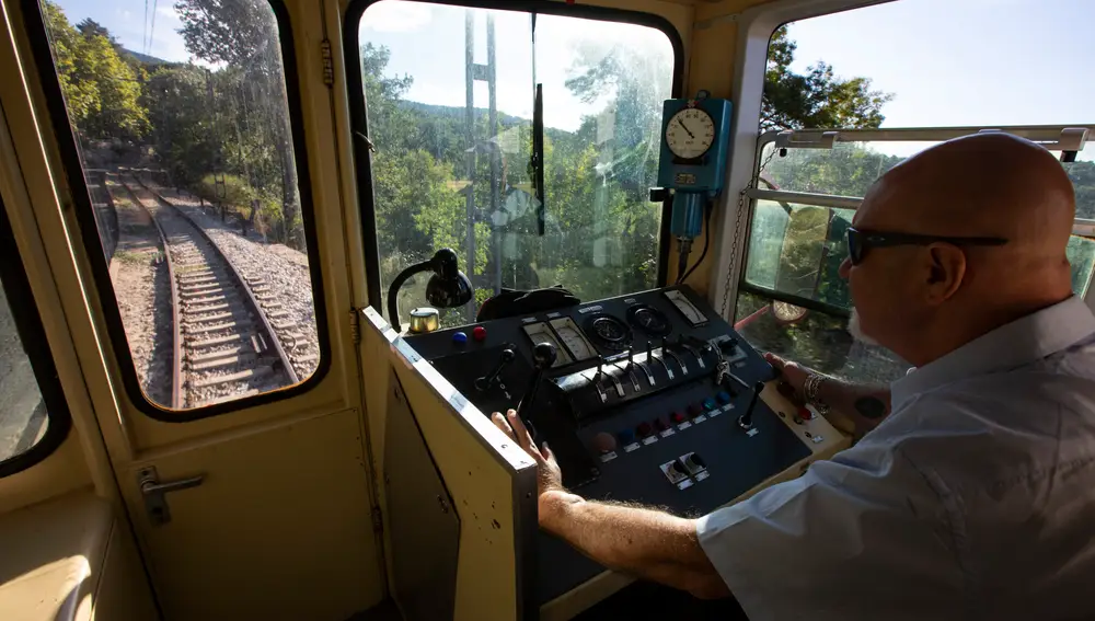 Dentro de la cabina del maquinista de la C-9 de cercanías entre Cercedilla Navacerrada y Cotos.