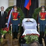El embajador de EE UU en Moscú, John Joseph Sullivan, segundo a la izquierda, camina para despedirse del ex presidente soviético, Mijail Gorbachov hoy