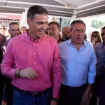 El presidente del Gobierno de España y secretario general del PSOE, Pedro Sánchez, (i) junto a el secretario general del PSOE de Andalucía y Portavoz del Grupo Parlamentario Socialista, Juan Espadas, (d) durante primer acto de la campaña 'El Gobierno de la Gente' en el barrio de Pino Montano