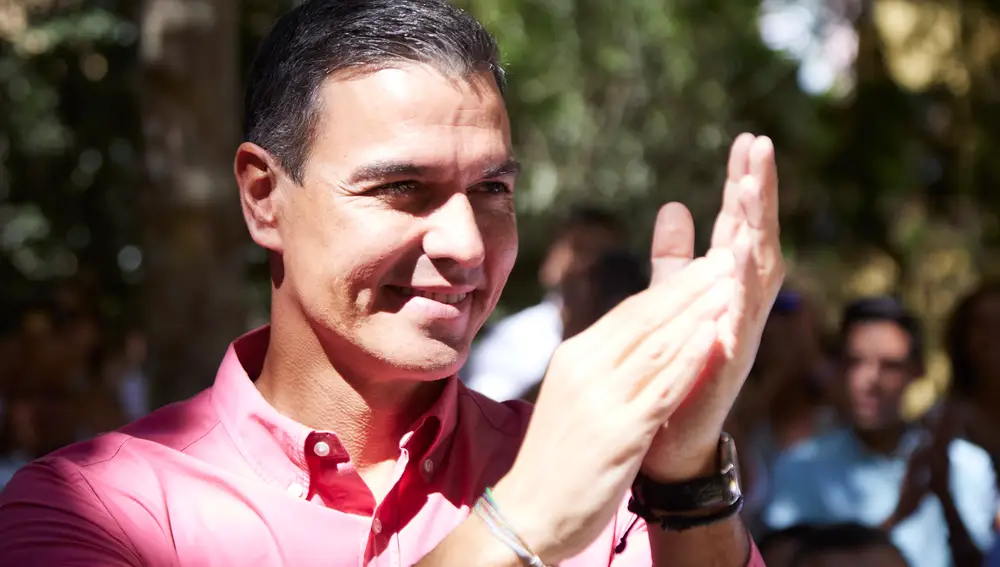 El presidente del Gobierno de España y secretario general del PSOE, Pedro Sánchez, saluda desde el escenario durante primer acto de la campaña 'El Gobierno de la Gente' en el barrio de Pino Montano, a 3 de septiembre de 2022, en Sevilla (Andalucía, España). 03 SEPTIEMBRE 2022 Joaquin Corchero / Europa Press 03/09/2022