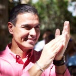 El presidente del Gobierno de España y secretario general del PSOE, Pedro Sánchez, saluda desde el escenario durante primer acto de la campaña 'El Gobierno de la Gente' en el barrio de Pino Montano, a 3 de septiembre de 2022, en Sevilla (Andalucía, España). 03 SEPTIEMBRE 2022 Joaquin Corchero / Europa Press 03/09/2022