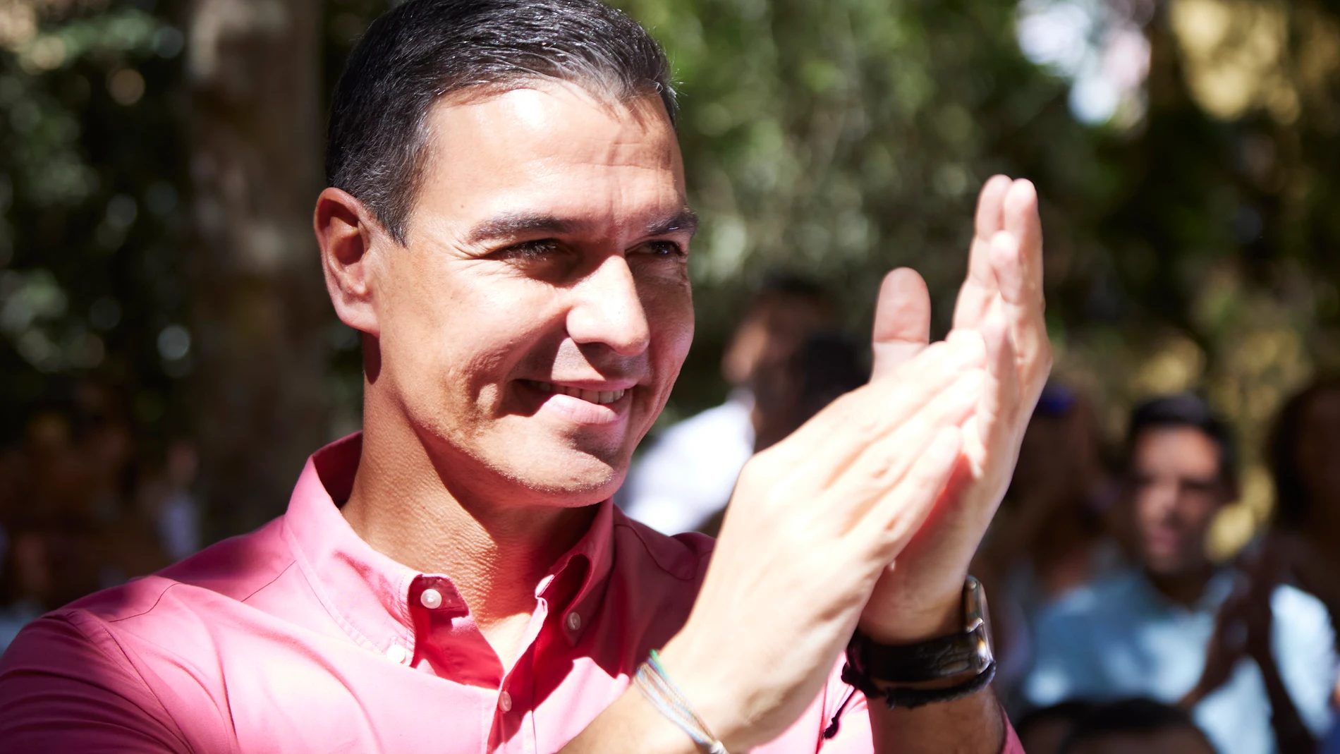 El presidente del Gobierno de España y secretario general del PSOE, Pedro Sánchez, saluda desde el escenario durante primer acto de la campaña 'El Gobierno de la Gente' en el barrio de Pino Montano, a 3 de septiembre de 2022, en Sevilla (Andalucía, España). 03 SEPTIEMBRE 2022 Joaquin Corchero / Europa Press 03/09/2022