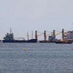 Vista del buque "OS35", varado al Este de Gibraltar tras la colisión que sufrió el lunes