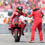 Francesco Bagnaia celebra su cuarta victoria consecutiva, que consiguió en Misano en el Gran Premio de San Marino