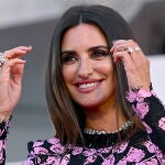 Penélope Cruz sorprende en un evento en Madrid.
