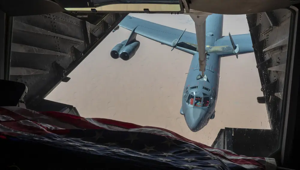 Foto de la Fuerza Aérea de Estados Unidos, en la que se muestra un B-52H Stratofortress asignado al 5º Ala de Bombas, Base de la Fuerza Aérea de Minot, Dakota del Norte, acercándose a un KC-10 Extender para repostar sobre Oriente Medio