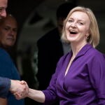 Andrew Stephenson, parlamentario británico y copresidente del Partido Conservador, felicita a la nueva líder del Partido Conservador, Liz Truss, tras el anuncio de su victoria en la Oficina Central Conservadora, Londres