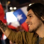 Un chileno partidario del "Rechazo" a la constitución muestra su alegría por el resultado del referéndum