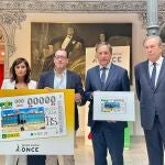 La directora de la ONCE en Salamanca, Esther Pérez, el delegado de la ONCE en Castilla y León, Ismael Pérez, el alcalde de Salamanca, Carlos García Carbayo, y el director del Museo de la Casa Lis, Pedro Pérez Castro, de izquierda a derecha
