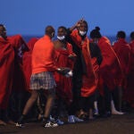 Varios inmigrantes son atendidos por Cruz Roja tras ser rescatados a la deriva