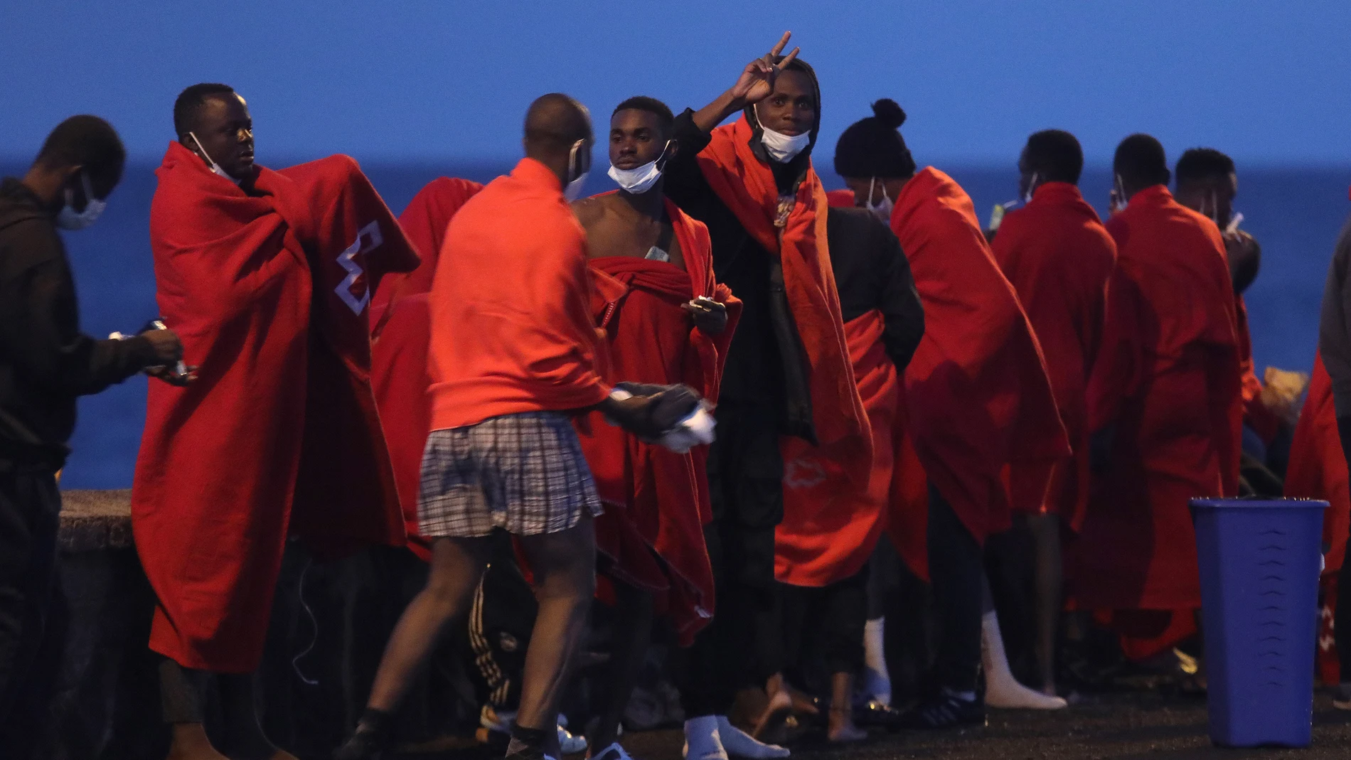 Varios inmigrantes son atendidos por Cruz Roja tras ser rescatados a la deriva