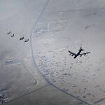 Foto de la Fuerza Aérea de Estados Unidos en la que se muestra un B-52H Stratofortress asignado al 5º Ala de Bombas, Base de la Fuerza Aérea de Minot, Dakota del Norte, volando sobre Oriente Medio el domingo 4 de septiembre