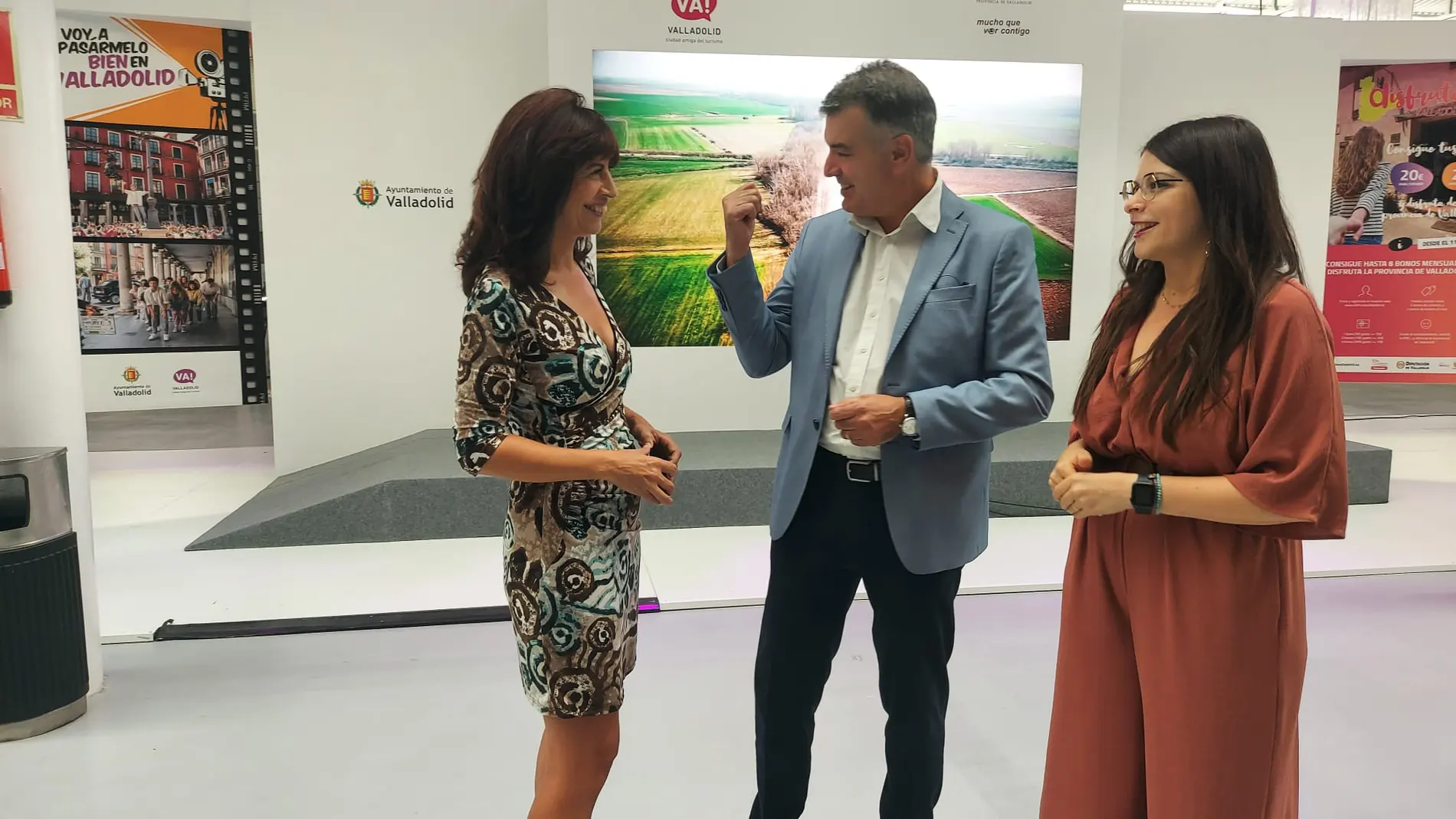 La concejala Ana Redondo y la vicepresidenta de la Diputación, Gema Gómez, presentan el stand junto al director de la Feria de Valladolid, Alberto Alonso