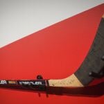 Imagen de archivo de un stick de hockey (AP Photo/Bebeto Matthews)