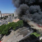 Más de una veintena de bomberos con cinco vehículos han trabajado en el incendio