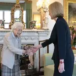 Liz Truss es recibida por la reina Isabel II en el castillo escocés de Balmoral