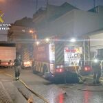 Agentes de la Guardia Civil rescatan a un hombre que trataba de sofocar un incendio originado en su vivienda, en el término municipal de Jumilla (Murcia)