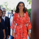 La Reina Letizia se vuelve a subir a los tacones tras las vacaciones.