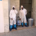 Van protegdos con un EPI y se echan vicks vaporub en la mascarilla para soportar los olores