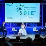 Sergio Oslé, consejero delegado de Telefónica España; Carme Artigas, secretaria de Estado de Digitalización e Inteligencia Artificial; y Pablo Gonzalo, responsable del área de Cultura Digital y de Espacio Fundación Telefónica