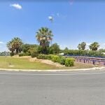 El cadáver estaba en esta rotonda de entrada a Huelva desde el puente del Odiel