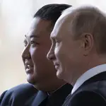 El presidente ruso, Vladimir Putin, a la derecha, y el líder de Corea del Norte, Kim Jong Un, posan para una foto antes de sus conversaciones en Vladivostok, Rusia