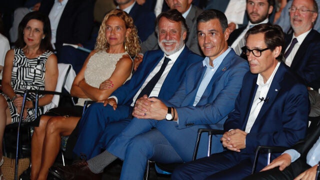 El presidente del Gobierno, Pedro Sánchez ), junto al ex ministro de Sanidad, Salvador Illa, acompañado por el presidente del Grupo Planeta, José Crehueras; la presidenta del Congreso, Meritxell Batet, y la ministra de Defensa, Margarita Robles.