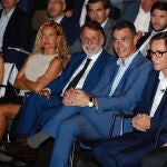 El presidente del Gobierno, Pedro Sánchez ), junto al ex ministro de Sanidad, Salvador Illa, acompañado por el presidente del Grupo Planeta, José Crehueras; la presidenta del Congreso, Meritxell Batet, y la ministra de Defensa, Margarita Robles.