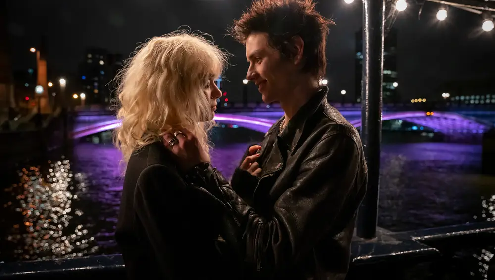 Emma Appleton como Nancy Spungen y Louis Partridge como Sid Vicious en "Pistol" (Disney+) - Miya Mizuno/FX