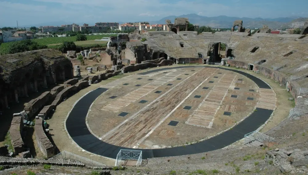 Interior elíptico del anfiteatro de Capua