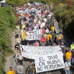 Un nutrido grupo de taxistas se concentró contra el decreto ley anunciado por la Consejería de Fomento sobre los Vehículos de Transporte con Conductor (VTC)