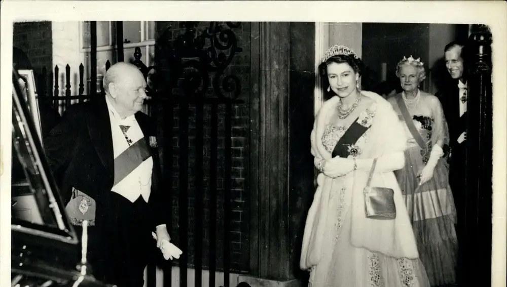 Winston Churchill y la reina Isabel II en 1955