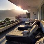 Una de las terrazas del chalet a la venta en Cariño.