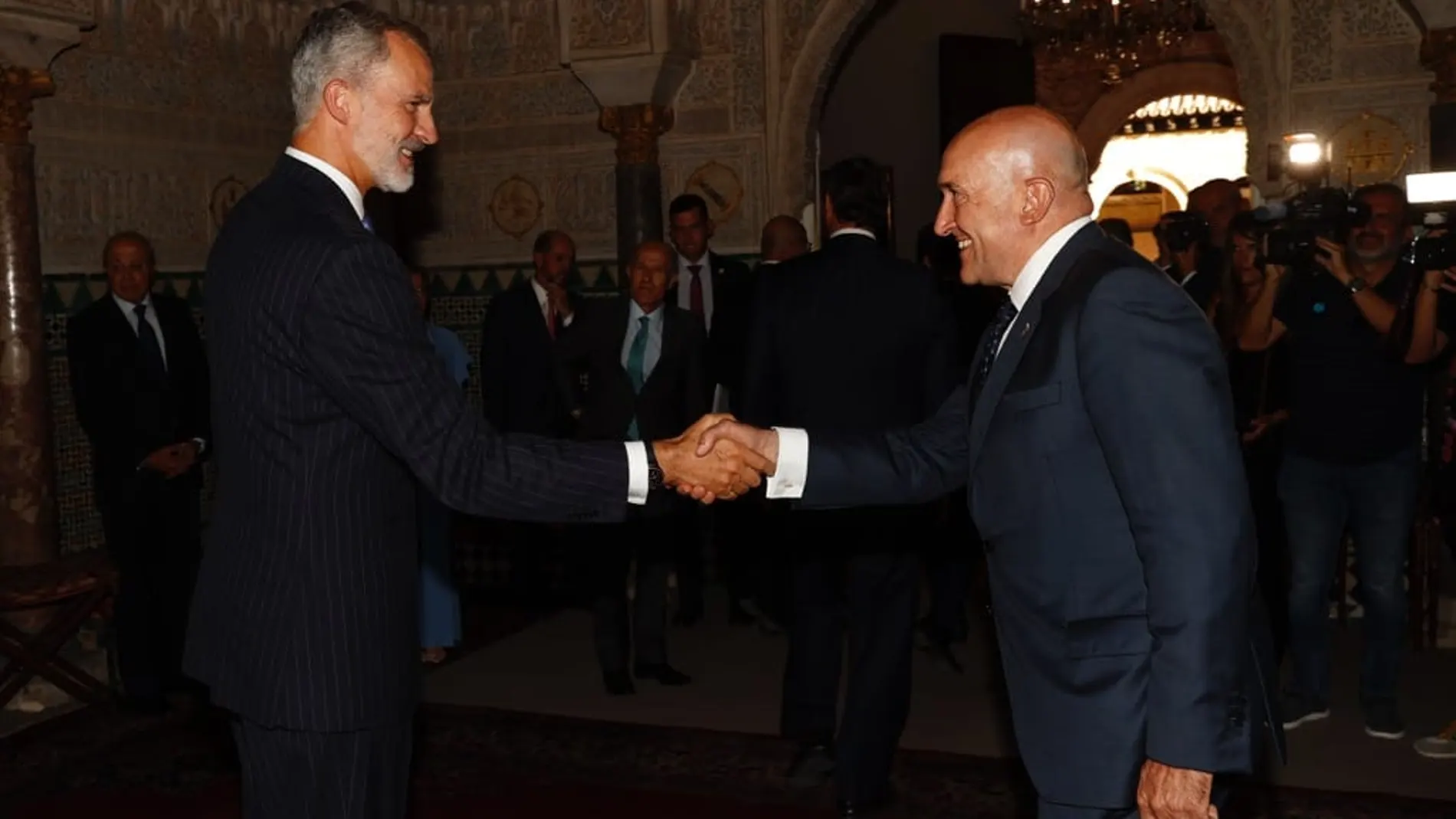Jesús Julio Carnero saluda a Felipe VI durante los actos celebrados en Sevilla