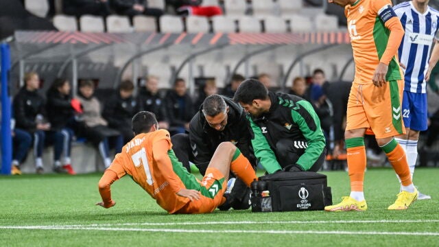 Juanmi se lesionó en el encuentro contra el HJK Helsinki