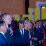 El Rey Felipe VI junto al presidente de la Junta de Andalucía, Juanma Moreno, en el acto Institucional por el "V Centenario de la llegada a Sevilla de la expedición de la Primera Vuelta al Mundo". Eduardo Briones / Europa Press