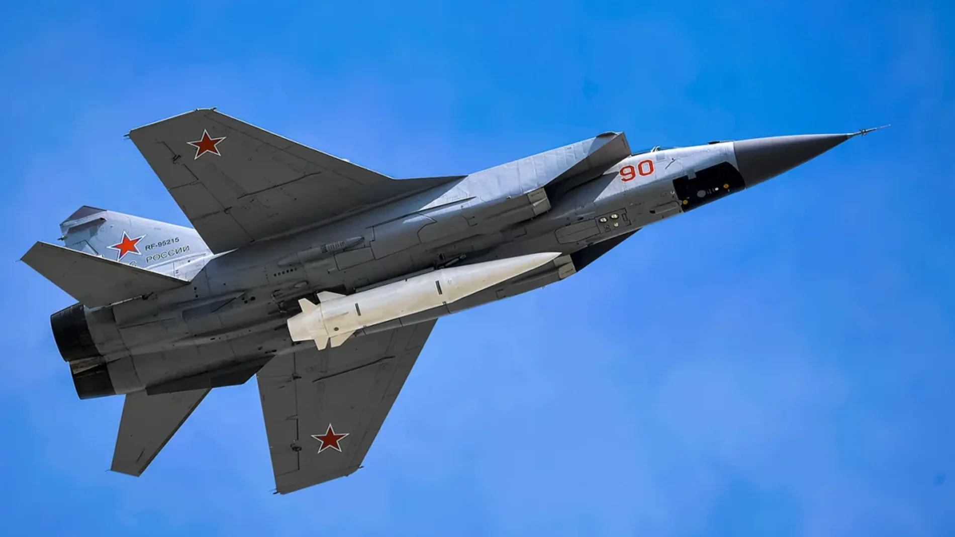 Un misil hipersónico Kh-47M2 Kinzhal transportado por un caza MiG-31