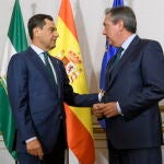 El presidente de la Junta, Juanma Moreno, al comienzo de la reunión mantenida con el secretario general del PSOE-A y presidente del grupo parlamentario socialista, Juan Espadas (d). EFE/ Raúl Caro