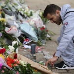 Un hombre coloca flores en recuerdo a la reina Isabel II, en el Buckingham Palace, a 9 de septiembre de 2022, en Londres (Reino Unido).