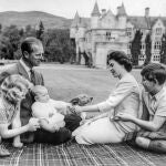 La reina británica Isabel II y su marido el príncipe Felipe, duque de Edimburgo, junto a sus hijos Eduardo, Ana y el bebé Andrés y el perro en el castillo de Balmoral, Escocia, Gran Bretaña, a finales del verano de 1960.