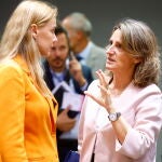 La ministra española de Transición Ecológica, Teresa Ribera, con la comisaria europea de Energía, Kadri Simson, en Bruselas, en una imagen de archivo