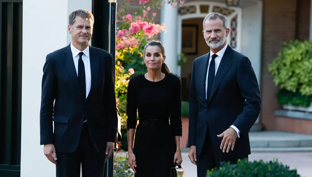 Los reyes, con el embajador del Reino Unido en España, Hugh Elliott