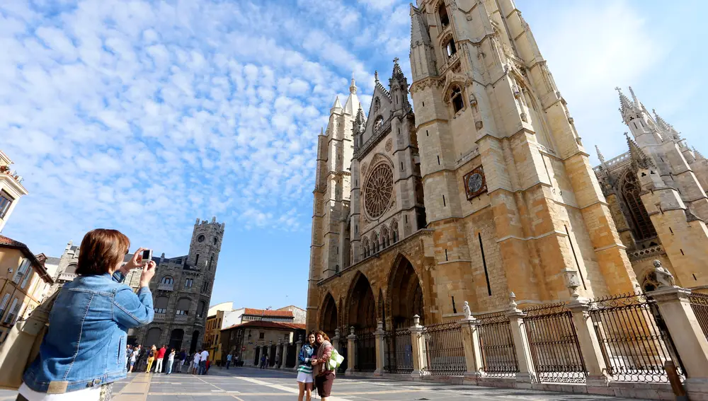Turistas en la Catedral de León