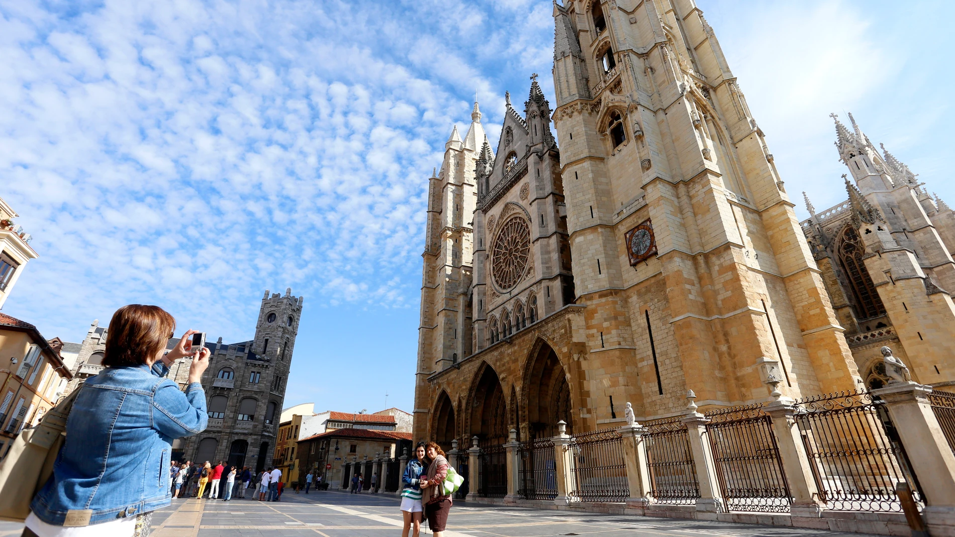 Turistas en la Catedral de León