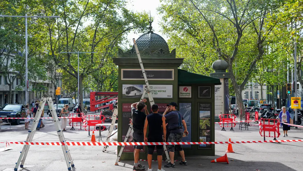 Los operarios desmontan los decorados de la serie 'The Crown' en los Jardines de Gracia en Barcelona tras ser cancelado el rodaje con motivo de la muerte de la reina Isabel II.