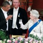 La Reina Isabel II brinda con Barack Obama en un banquete oficial en Buckingham Palace