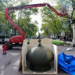 Operarios desmontan los decorados de la serie The Crown en los Jardines de Gracia en Barcelona tras ser cancelado el rodaje