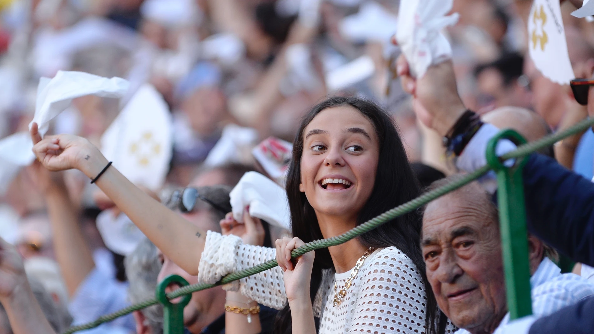 VALLADOLID, 10/09/2022.- La hija de la infanta Elena, Victoria Federica (c), asiste al tercer festejo taurino de la Feria de la Virgen de San Lorenzo de Valladolid.EFE/NACHO GALLEGO