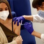 Una enfermera del Hospital Clinic de Barcelona administra la primera de las dos dosis de la vacuna Pfizer BioNTech contra la covid a una sanitaria