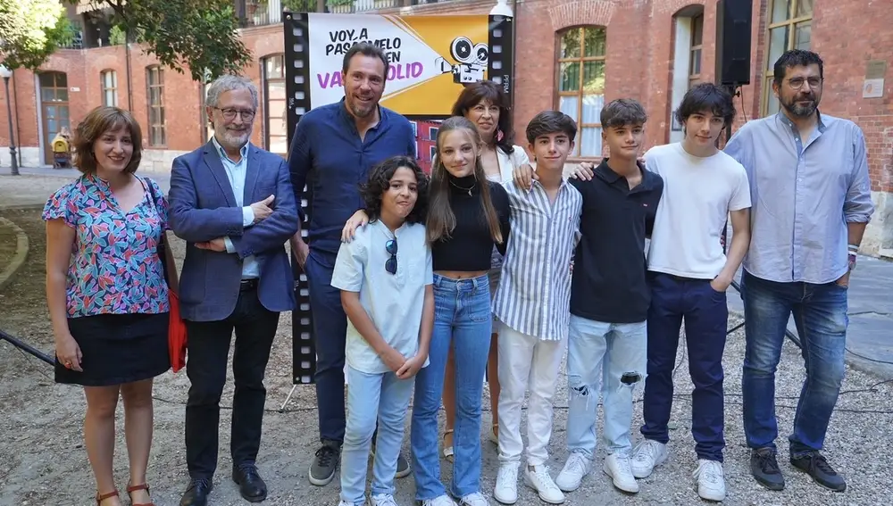 Óscar Puente, Ana Redondo y Manuel Sarabia con los jóvenes actores de la película "Voy a pasármelo bien"